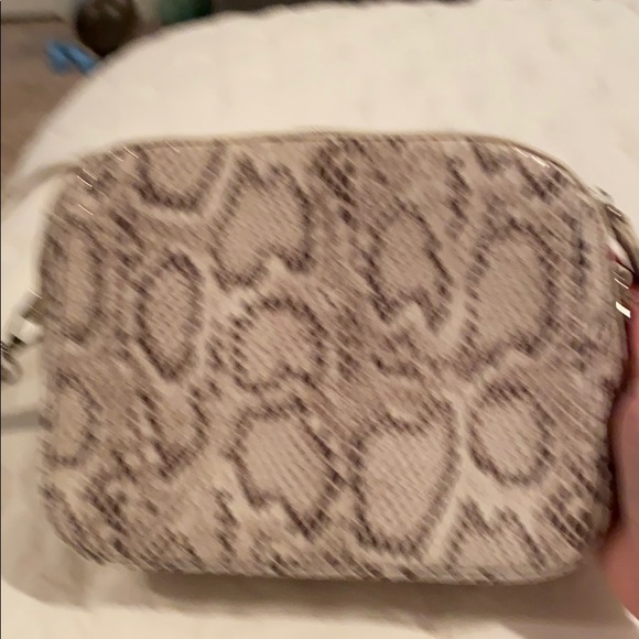 Snakeskin print cross body bag - Picture 2 of 4